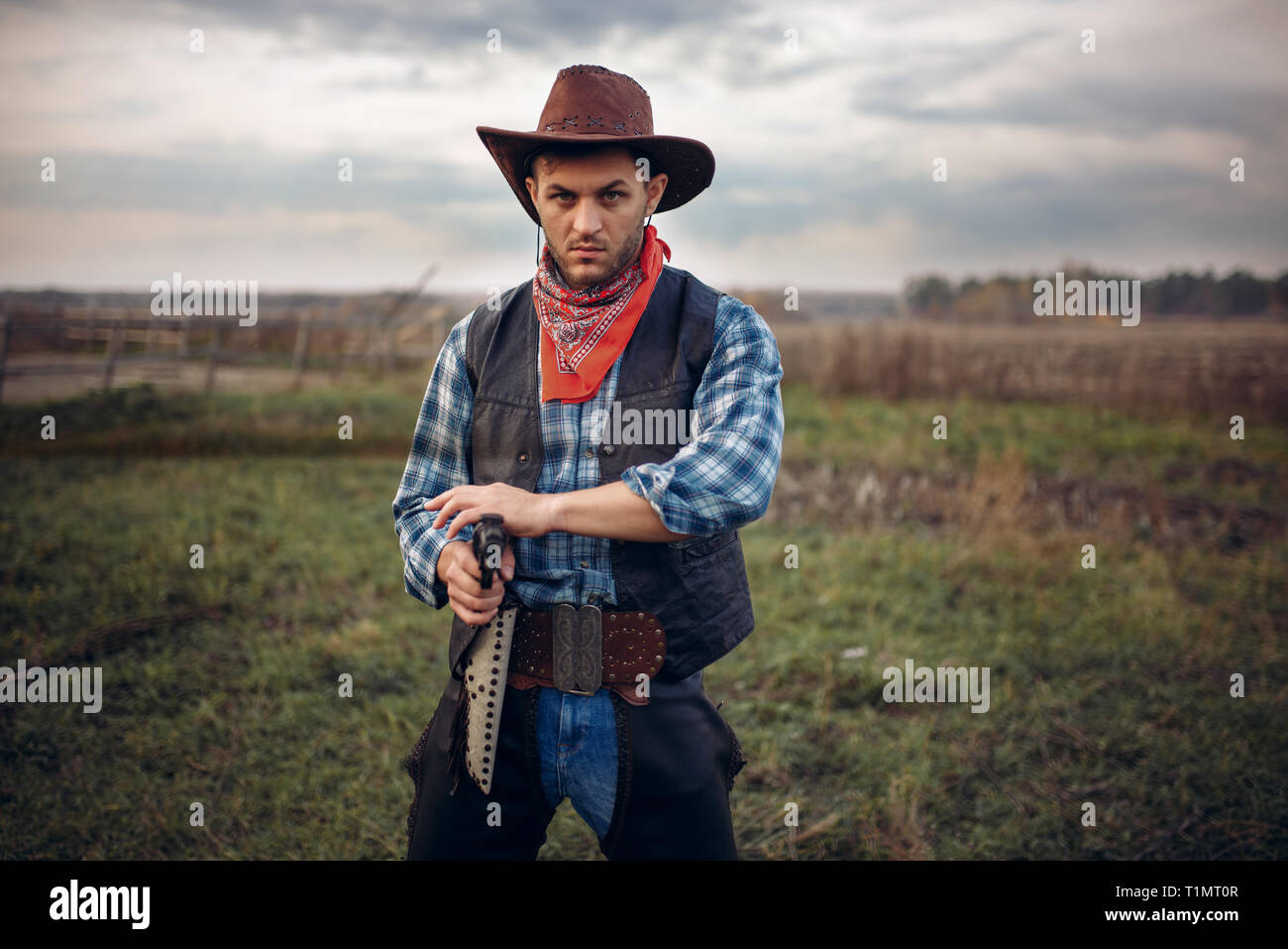 Cowboy brutal avec revolver, gunfight sur ranch Banque D'Images