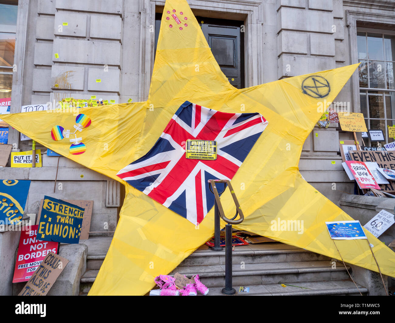 Brexit est une scène de crime signer portées en face de l'entrée de l'édifice du Bureau du Conseil des ministres au cours de la voix, 23 mars 2019 Mars, Whitehall, Londres, U Banque D'Images