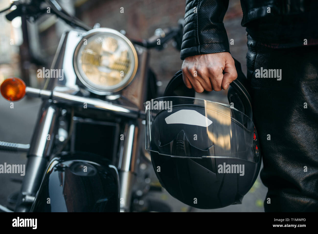 Biker en blouson de cuir avec casque dans la main Banque D'Images