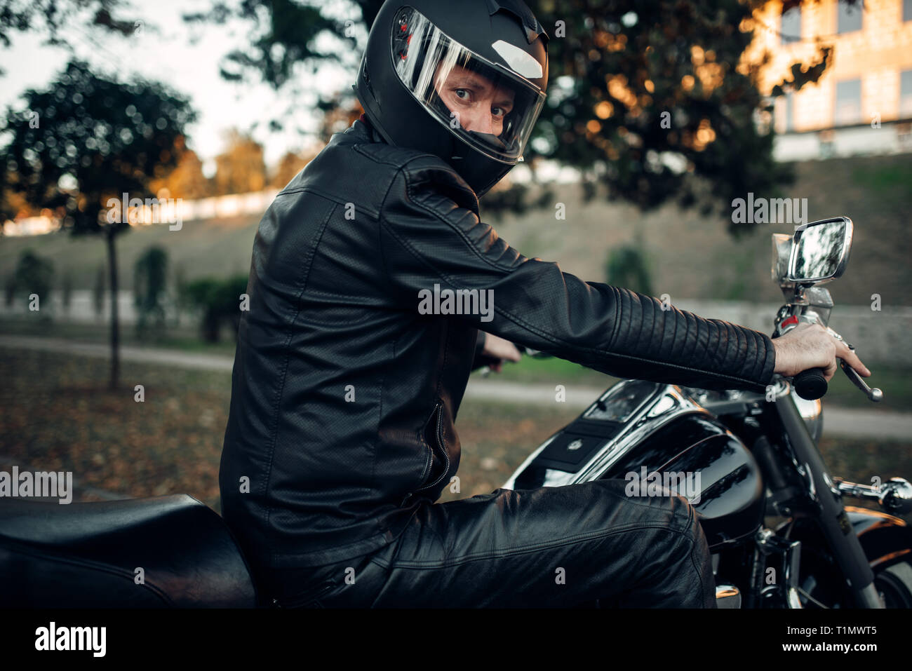 Casque Biker en pose sur broyeur classique Photo Stock - Alamy