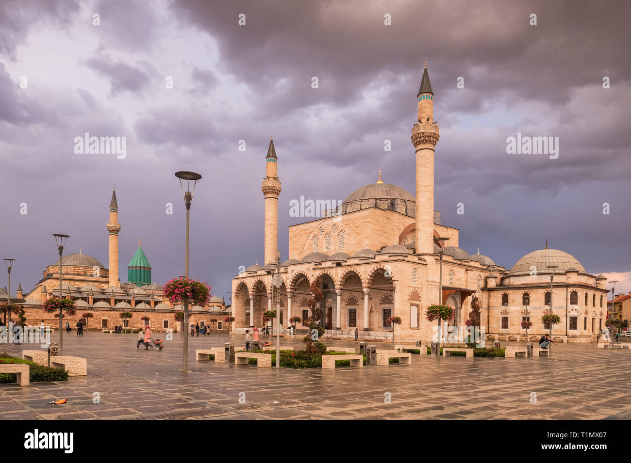 La place centrale de la vieille ville de Konya avec le musée Mevlana sur l'arrière-plan et mosquée Selimiye, Turquie Banque D'Images