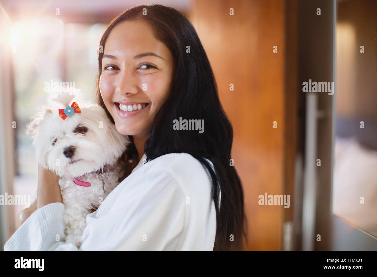 Portrait of happy young woman with dog Banque D'Images