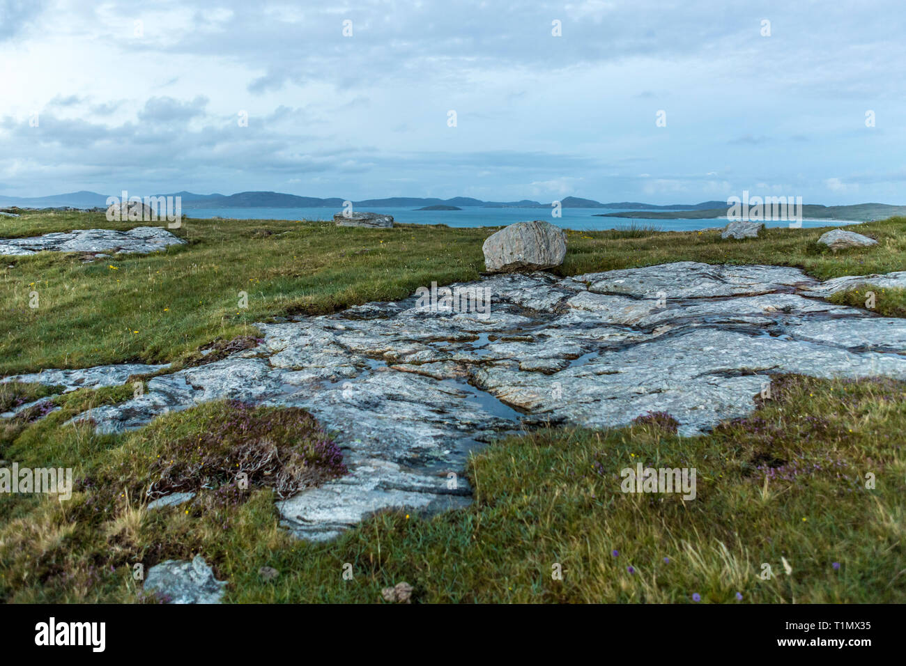 Rock formation géologique par l'océan Atlantique, l'île de Barra, îles Hébrides, Ecosse, Royaume-Uni Banque D'Images
