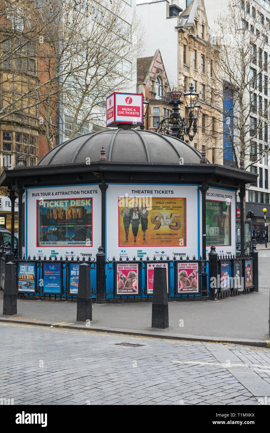 Le London Pass Theatre et attraction touristique kiosque de billets à Charing Cross Road, Covent Garden, London, England, UK Banque D'Images