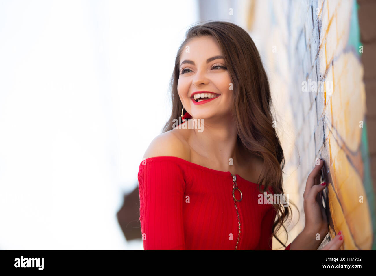 Une belle femme caucasain senior high school Girl in red top, sweater Banque D'Images