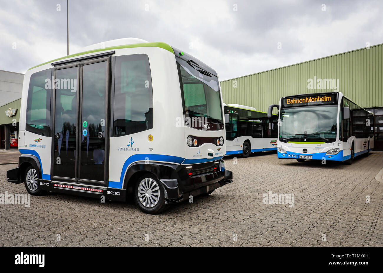 Monheim, Rhénanie du Nord-Westphalie, Allemagne - Présentation de l'autobus électrique autonome en service régulier, modèle EZ10 de la société Easymile, au Banque D'Images