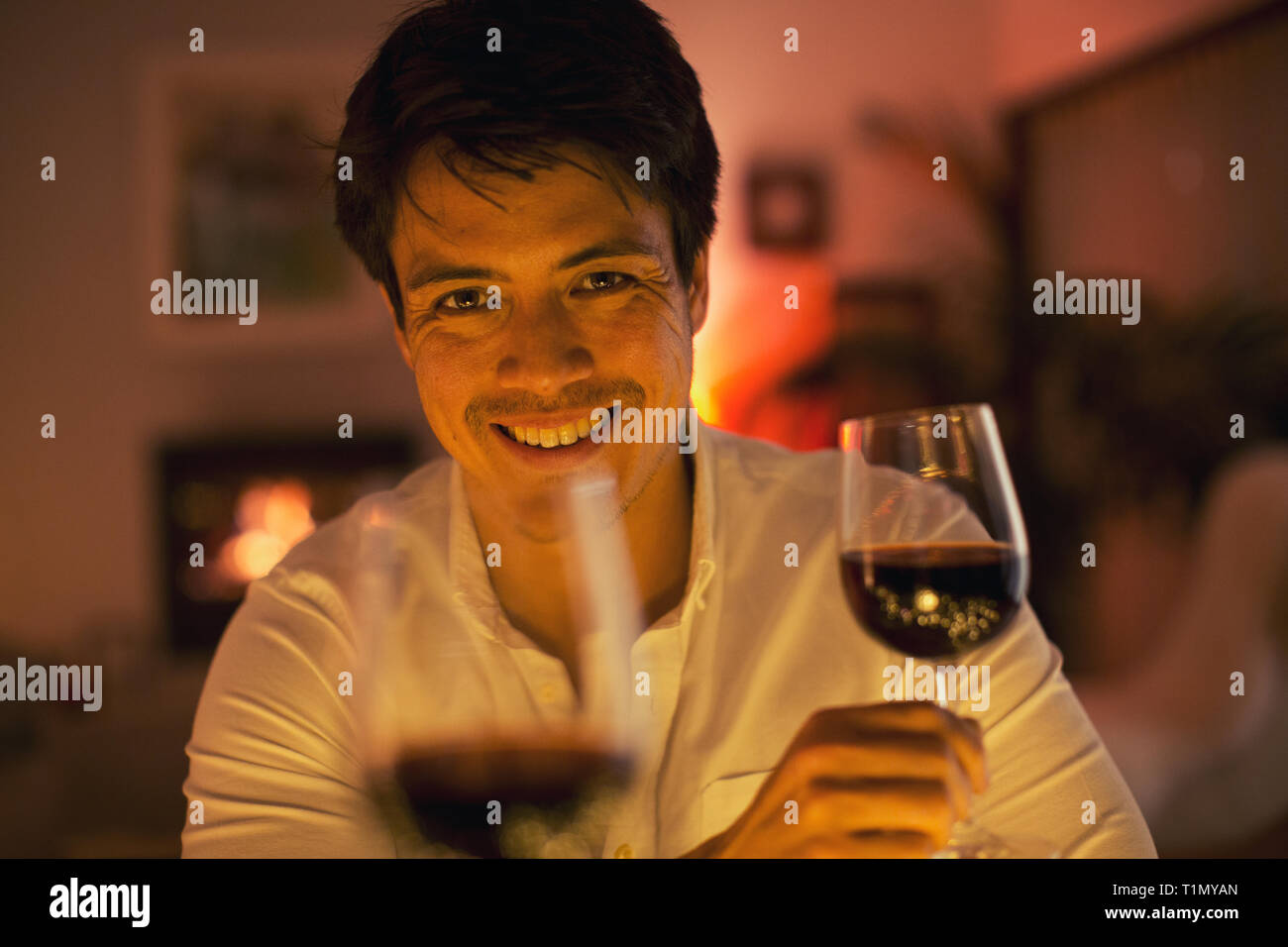 Point de vue personnel couple drinking red wine Banque D'Images