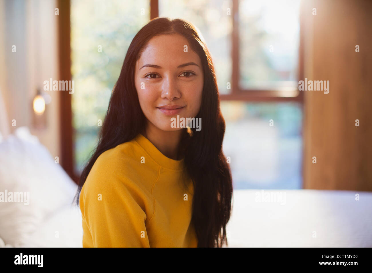 Portrait jeune femme confiante Banque D'Images