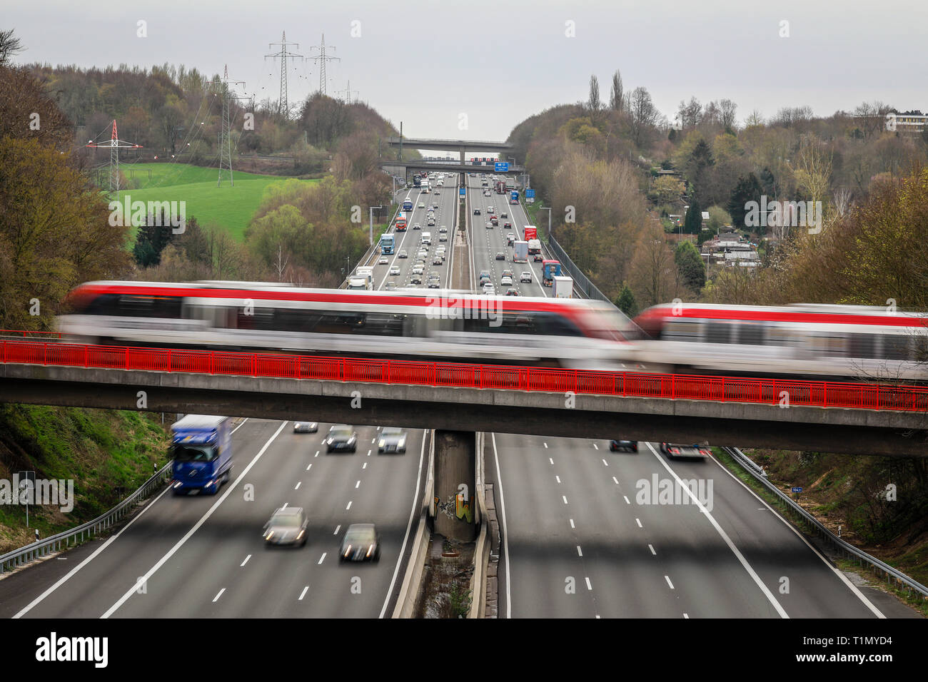 Erkrath, Rhénanie du Nord-Westphalie, Allemagne - paysage de trafic, le trafic routier et le trafic S-Bahn se coupent sur l'autoroute A3. Erkrath, Nordrhein-Westfa Banque D'Images