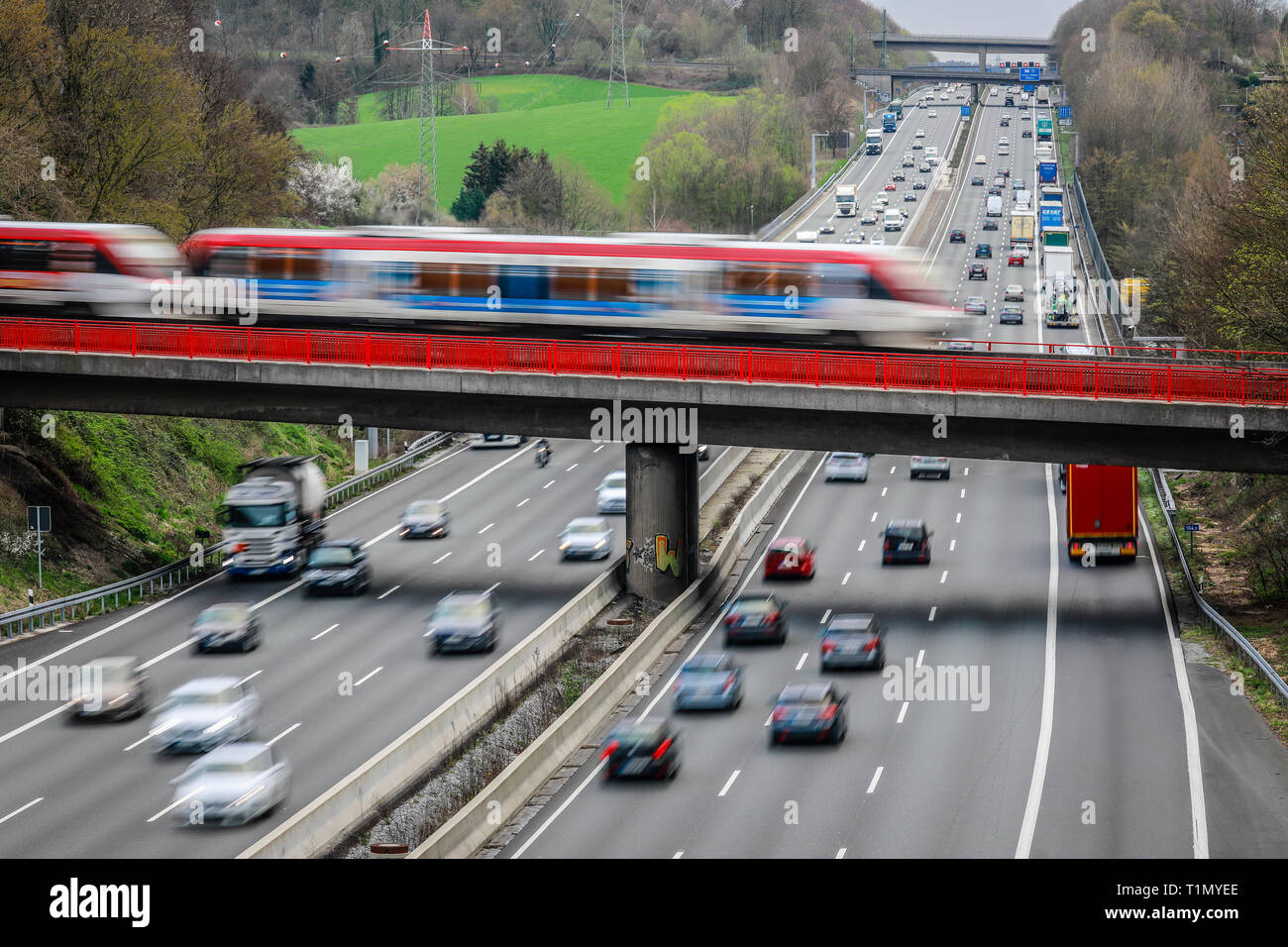 Erkrath, Rhénanie du Nord-Westphalie, Allemagne - paysage de trafic, le trafic routier et le trafic S-Bahn se coupent sur l'autoroute A3. Erkrath, Nordrhein-Westfa Banque D'Images
