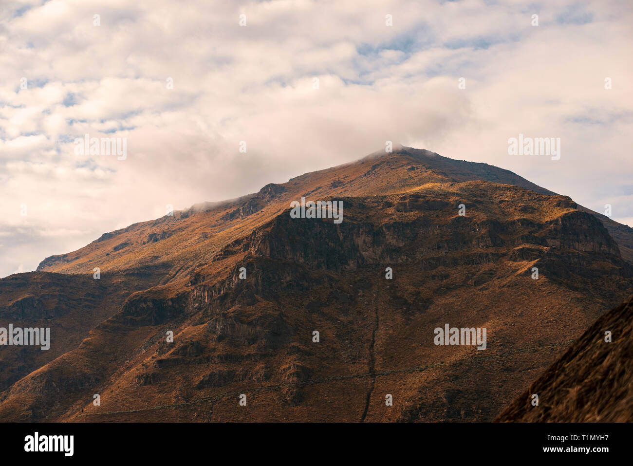 Scenic mountain peak par tôt le matin au Pérou Banque D'Images