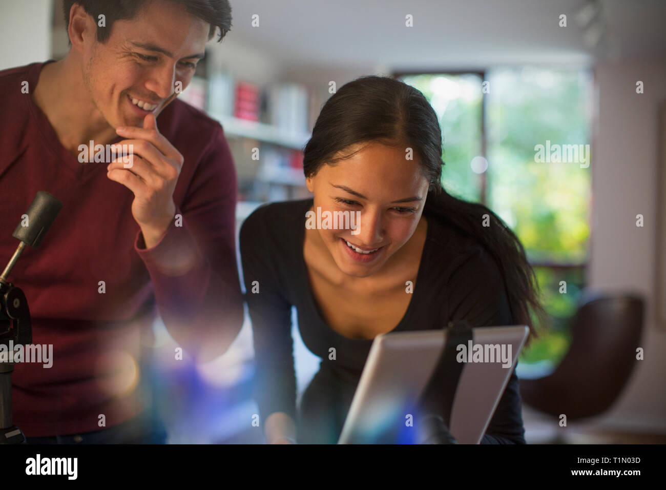 Photographers using digital tablet Banque D'Images