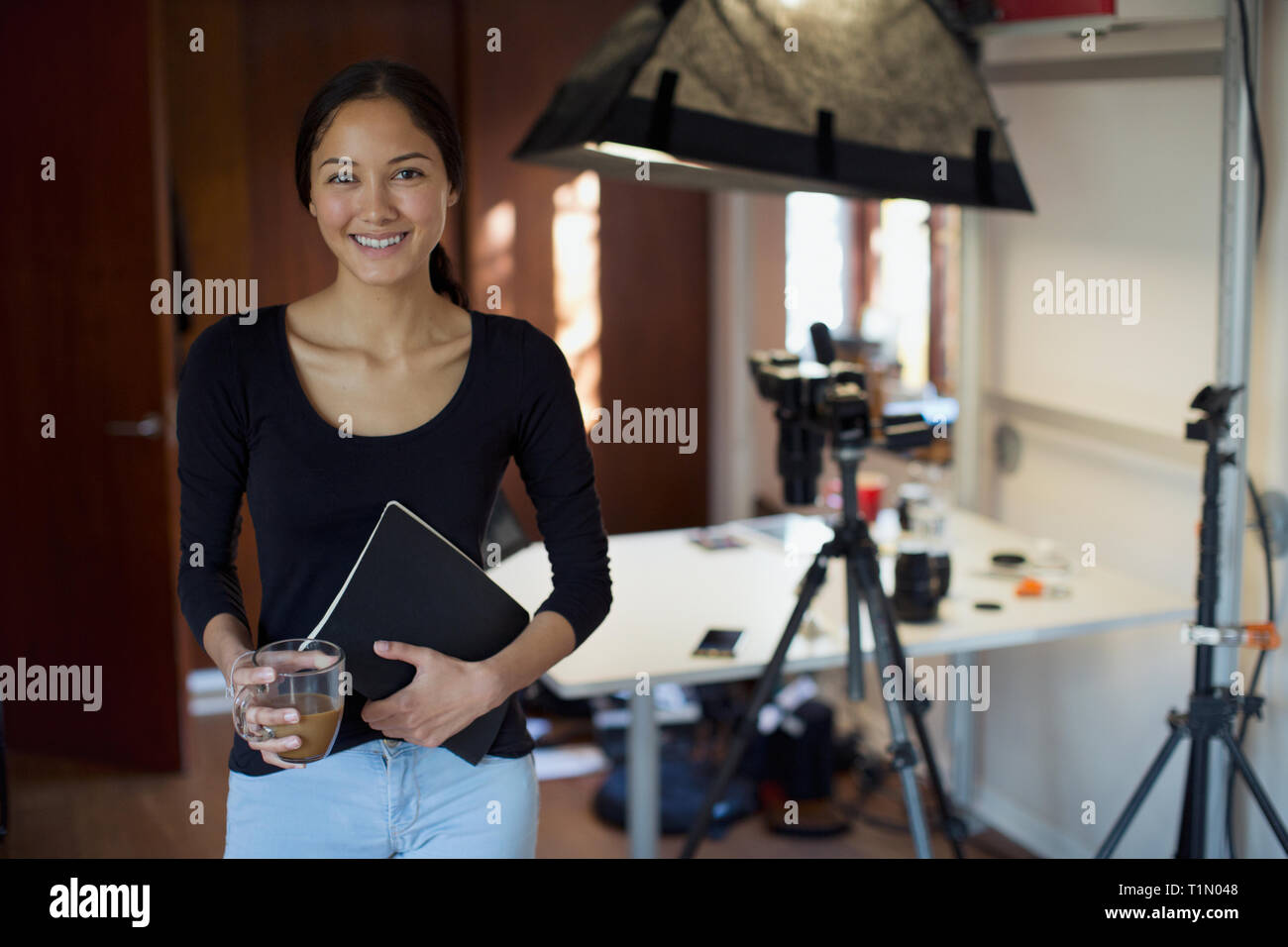 Portrait confiant femme photographe travaillant en studio Banque D'Images