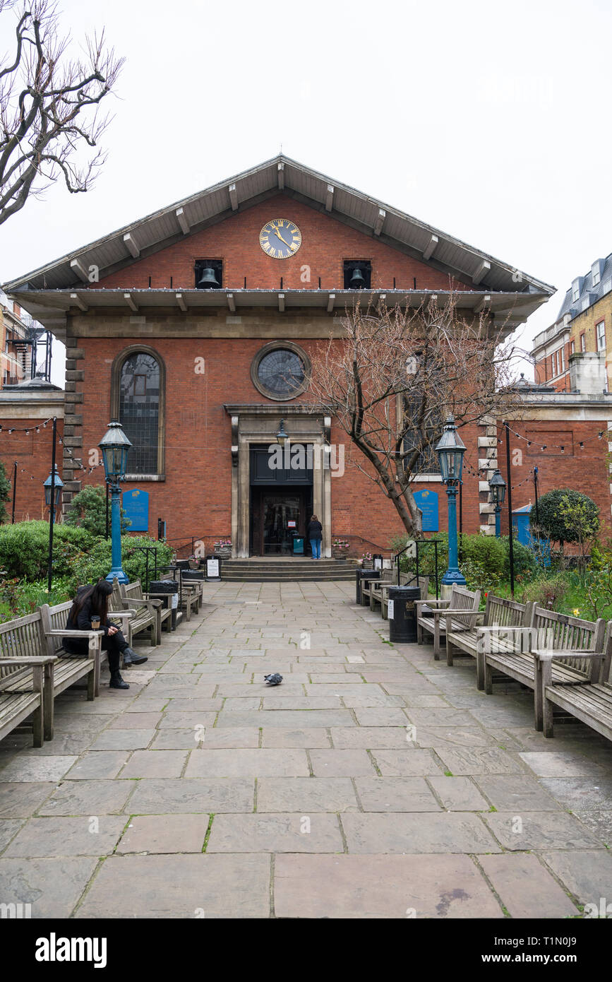 Les jardins et entrée arrière de l'Eglise Saint-Paul, Covent Garden, Londres, Angleterre, Royaume-Uni. Banque D'Images