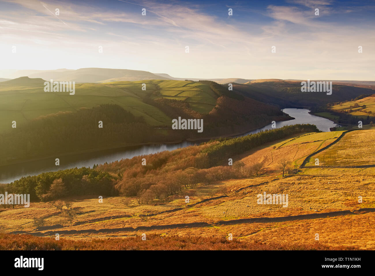 Vue sur Ladybower reservoir de Derwent Edge dans le Peak District anglais pris en fin de soirée Banque D'Images