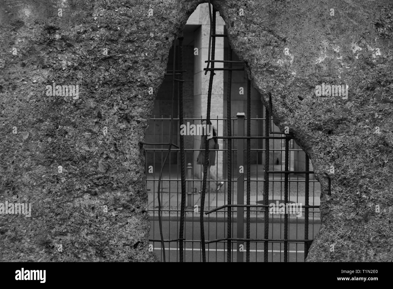 Femme passant le mur de Berlin en Allemagne Banque D'Images