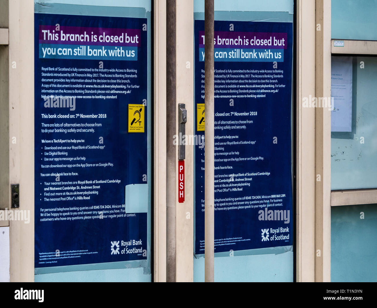Fermeture d'une succursale de banque - fermeture d'une succursale de RBS à Cambridge - panneaux de fenêtre détaillant la fermeture d'une succursale de RBS à Hills Road Cambidge Banque D'Images