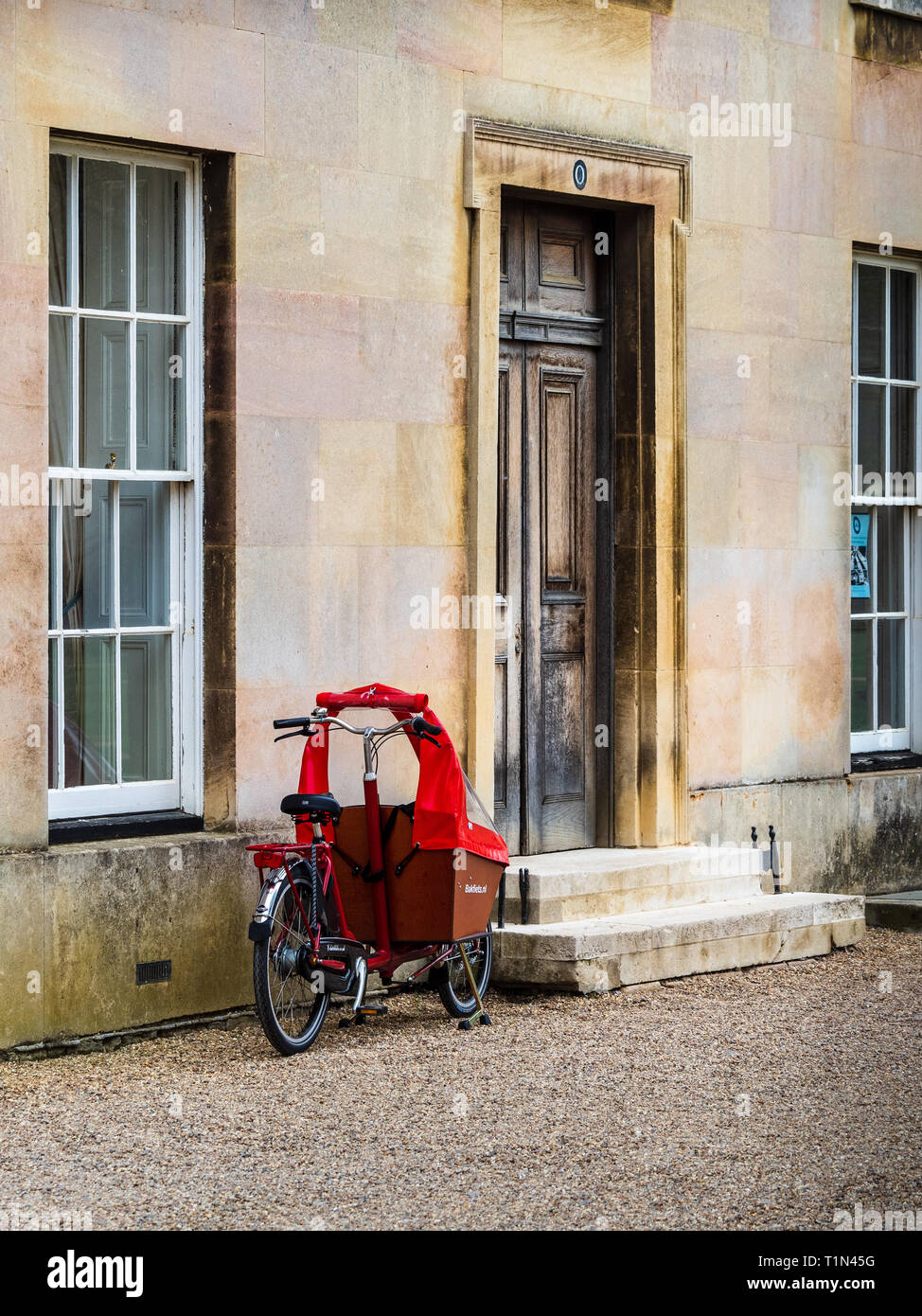 Cambridge vélo Vélo de cargaison à l'extérieur de bâtiments universitaires au Downing College fait partie de l'Université de Cambridge, au Royaume-Uni. Downing College a été fondé en 1800. Banque D'Images