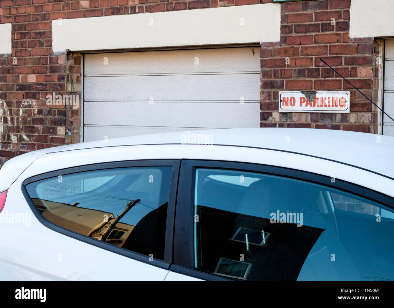 Voiture garée en face d'un No Parking sign, Lancashire, England, UK Banque D'Images