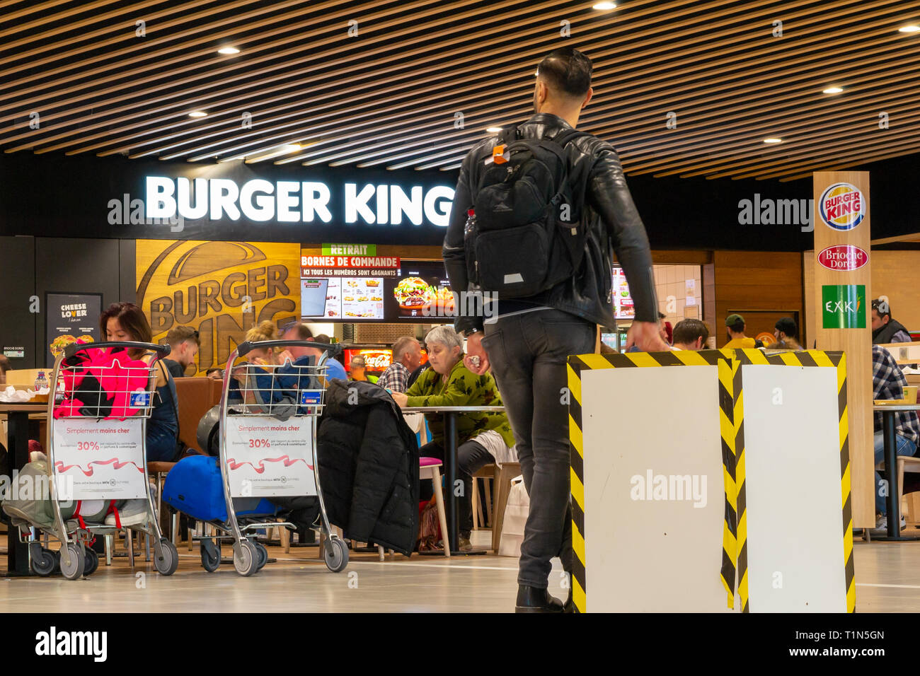 Lyon, France - 16 mars 2019 : vers le Burger King food salon dans l'aéroport de Lyon-Saint Exupéry, en attendant son vol jusqu'à être ann Banque D'Images