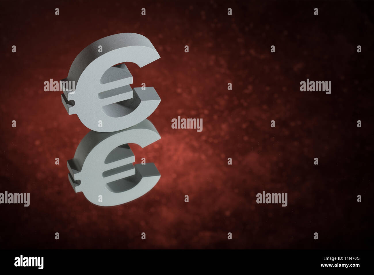 Symbole monétaire européenne ou euro signe avec miroir Réflexion sur fond de poussière rouge Banque D'Images