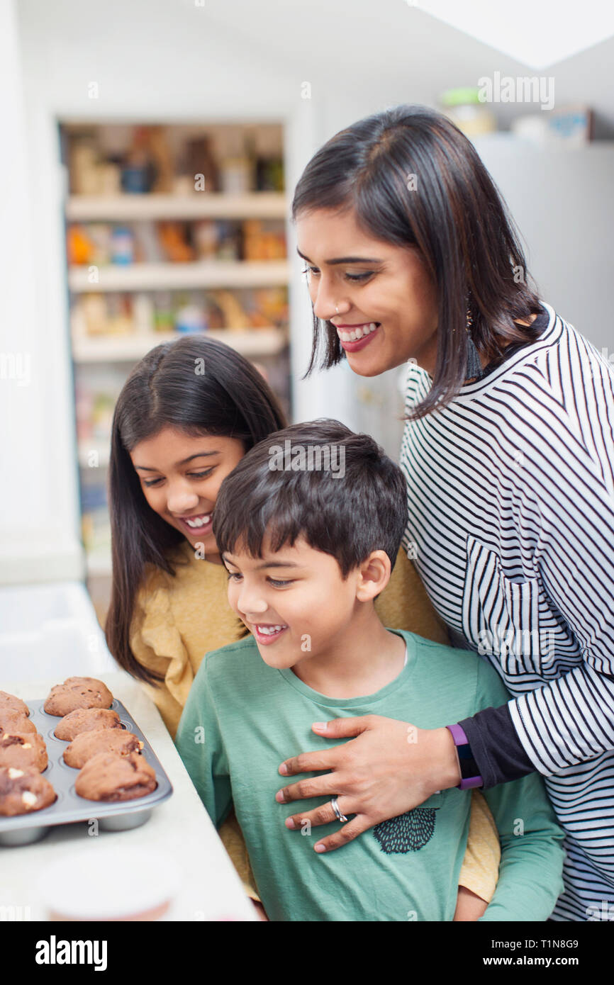 Mère et enfants confectionner des muffins dans la cuisine Banque D'Images