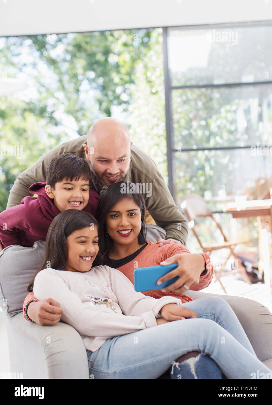 En famille avec selfies téléphone appareil photo Banque D'Images