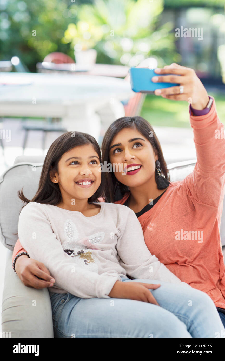 Mère et fille en tenant avec selfies téléphone appareil photo Banque D'Images