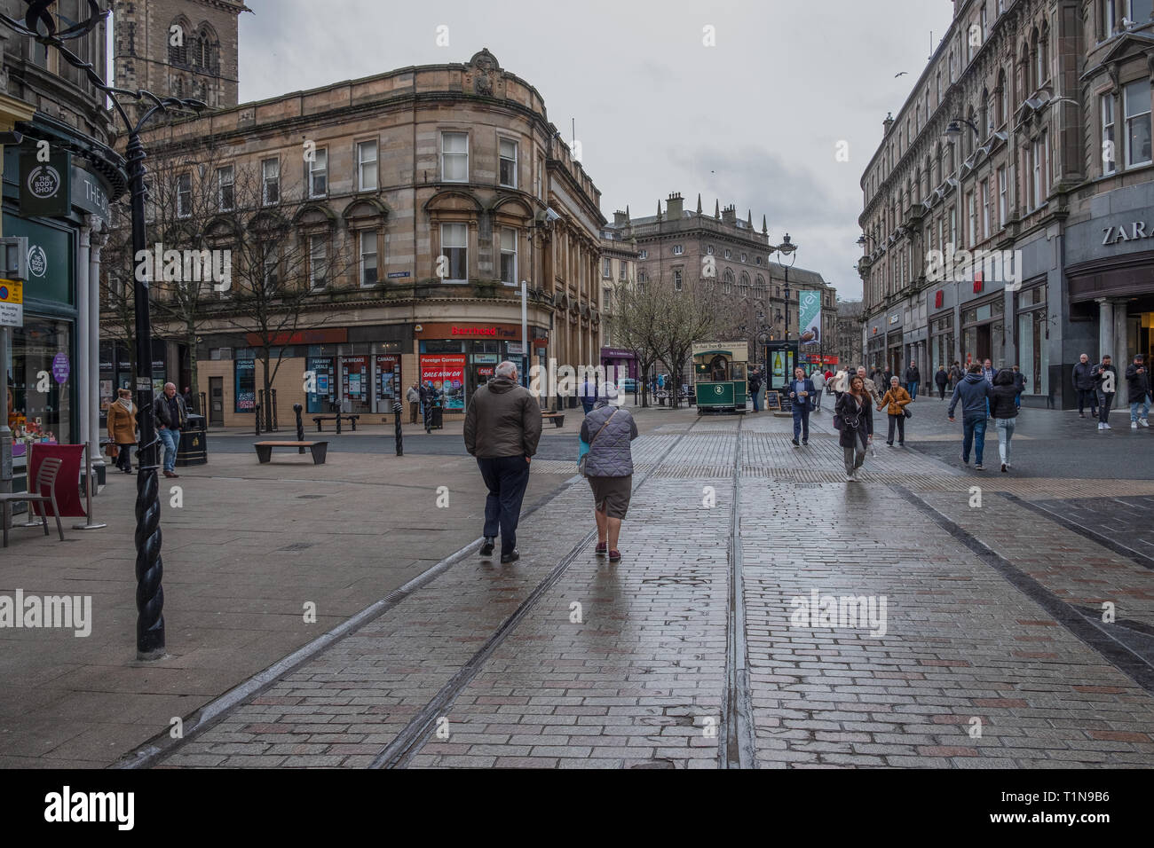Dundee, Écosse, Royaume-Uni - 22 mars 2019 : à la recherche le long de High Street, dans le centre-ville de Dundee en Ecosse. Banque D'Images