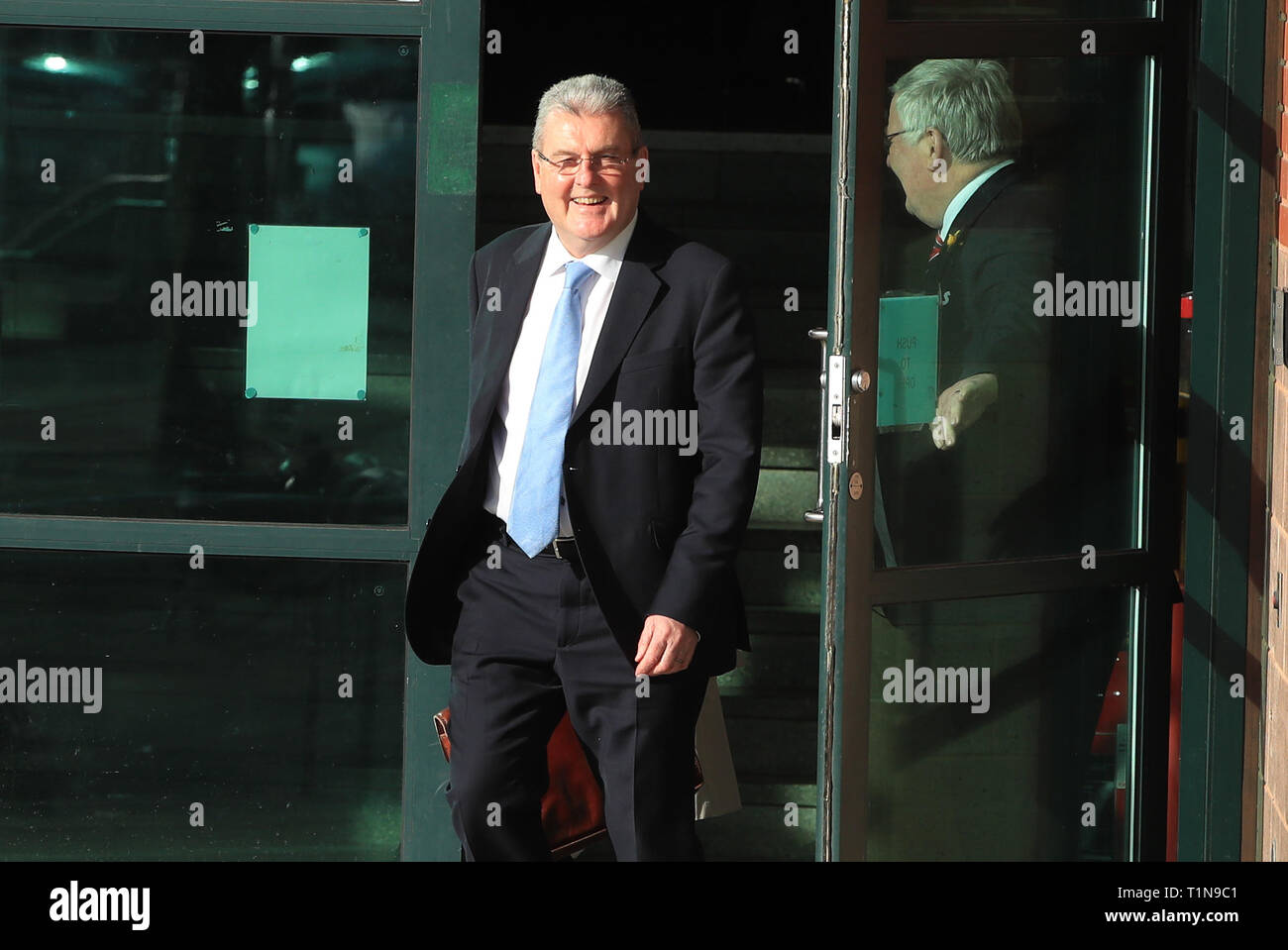 Ancien secrétaire du club Sheffield Wednesday Graham Mackrell Preston quitte le Tribunal de la Couronne. Banque D'Images