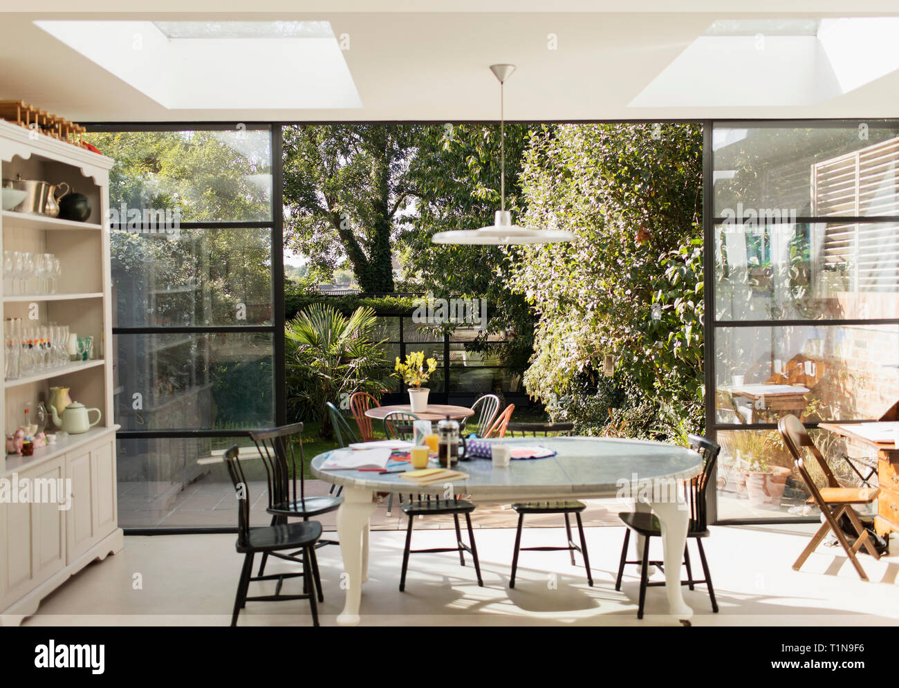 Table de cuisine et portes-ouvertes à sunny garden Banque D'Images