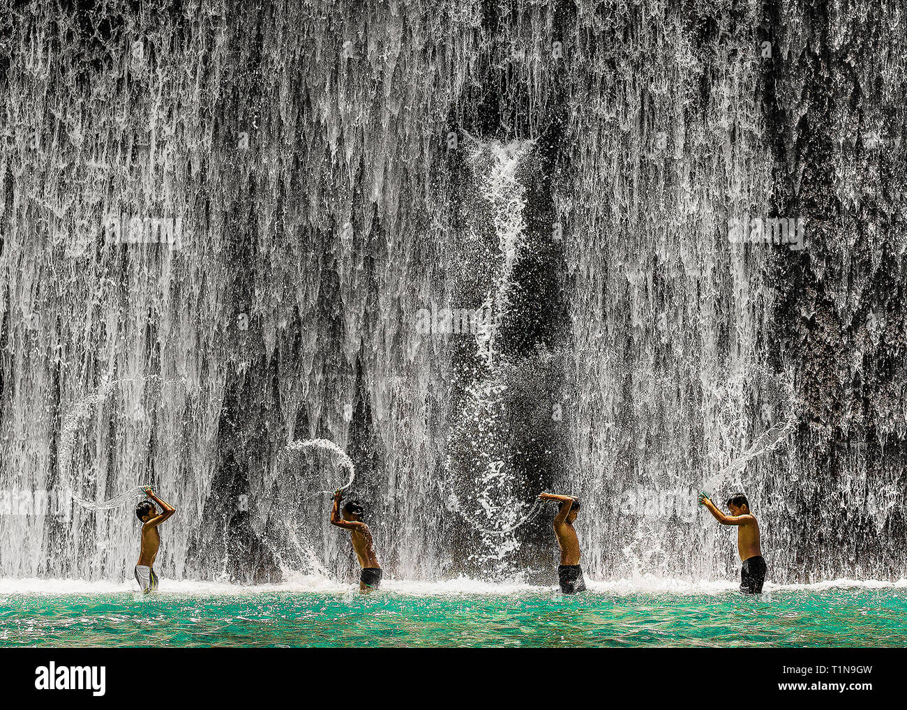 Les enfants les projections d'eau. Banque D'Images