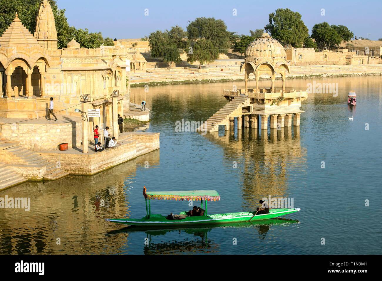 L'INDE, JAISALMER,bateaux de plaisance en face de temples hindous à Garisar Lake Banque D'Images