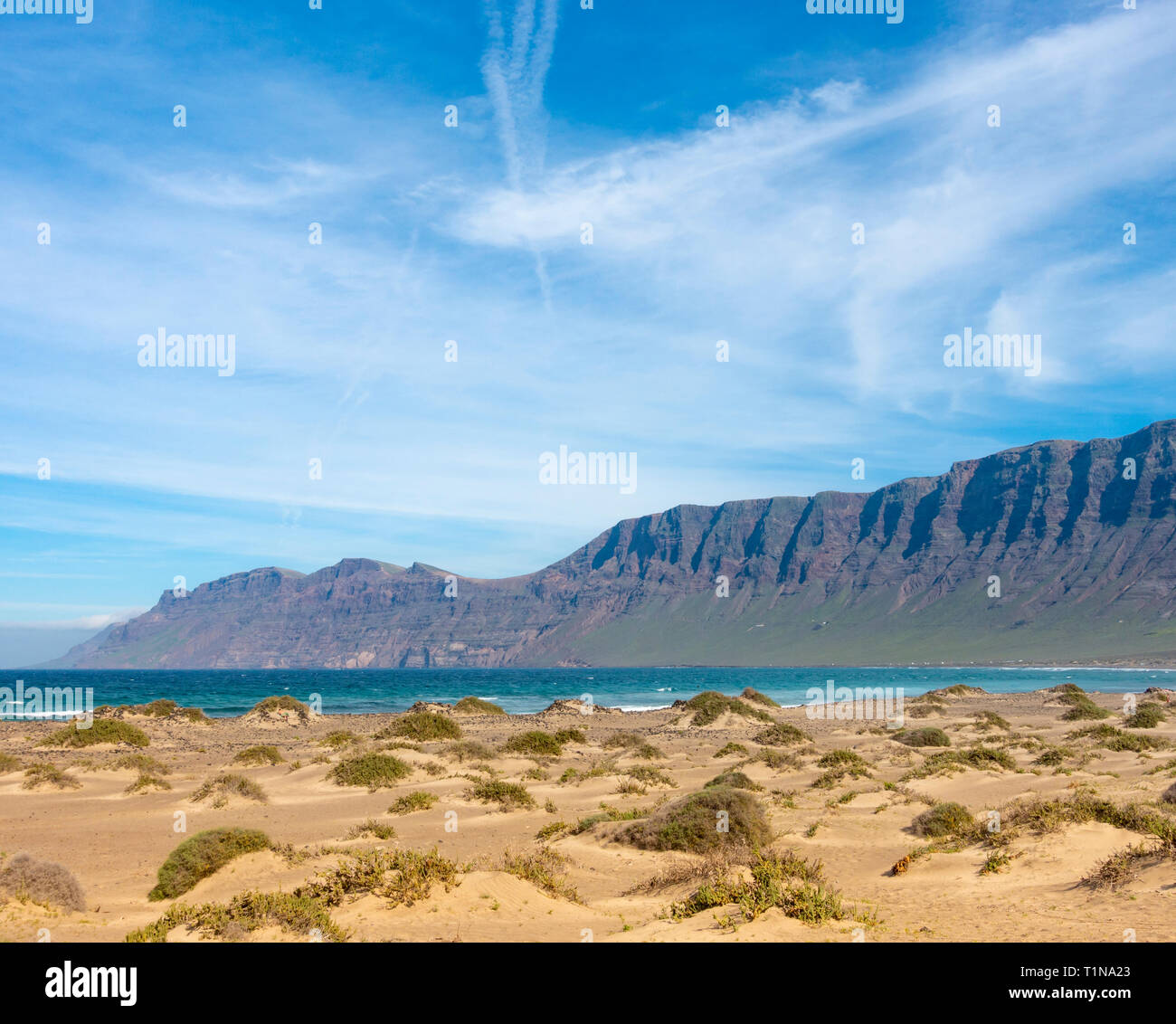 Sur la plage de Famara Lanzarote, îles Canaries, Espagne Banque D'Images