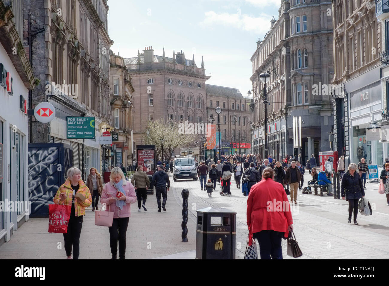 Dundee, Écosse, Royaume-Uni - 23 mars 2019 : les gens très commerçante à la baisse par Wellgate dans le centre-ville de Dundee en Ecosse où boutique vide premi Banque D'Images