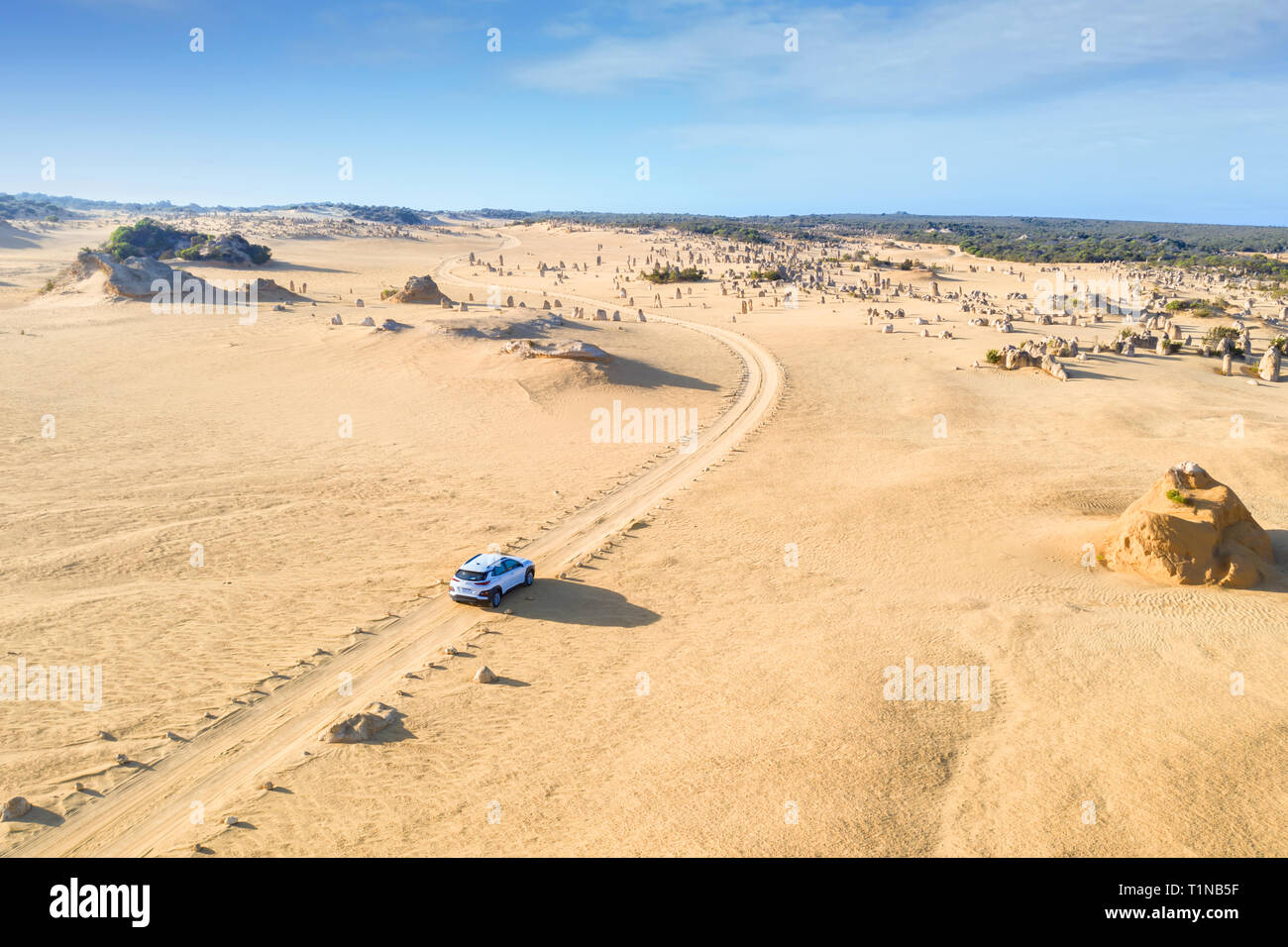 Vue aérienne de quatre-roues motrices voiture sur Pinnacles Drive, route de terre Désert des Pinnacles, dans le Parc National de Nambung, Australie occidentale, Australie.. Banque D'Images