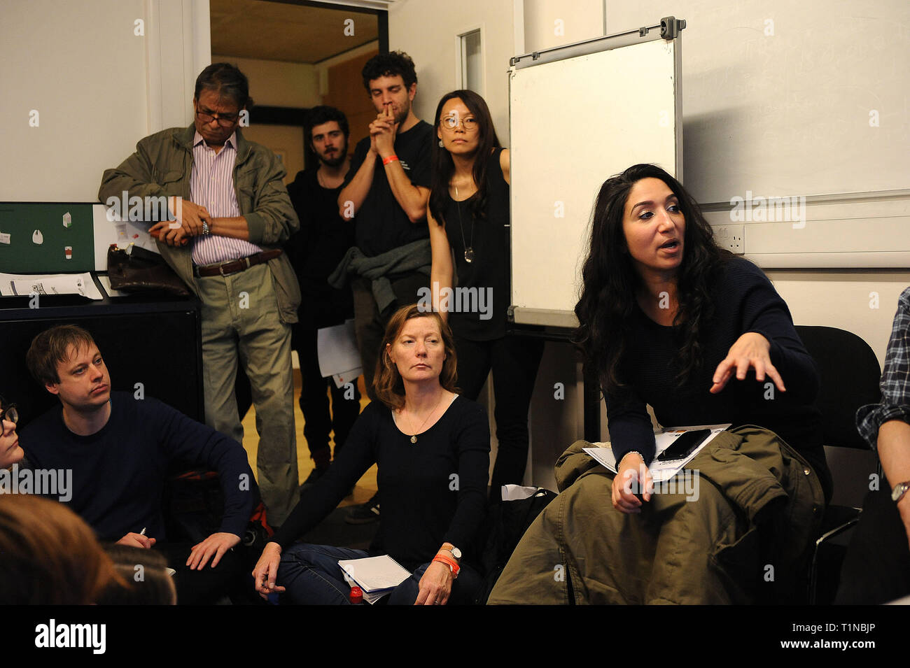 Londres, Angleterre. 16 mars, 2019. Un membre de l'assistance contribue à discussions durant l'atelier, "Construire d'autres médias de masse" à la M Banque D'Images