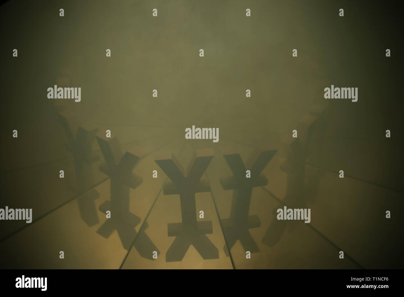 Le Yen japonais ou le yuan chinois symbole multiplié dans les miroirs couverts de smog lourds en raison de la pollution de l'air Banque D'Images