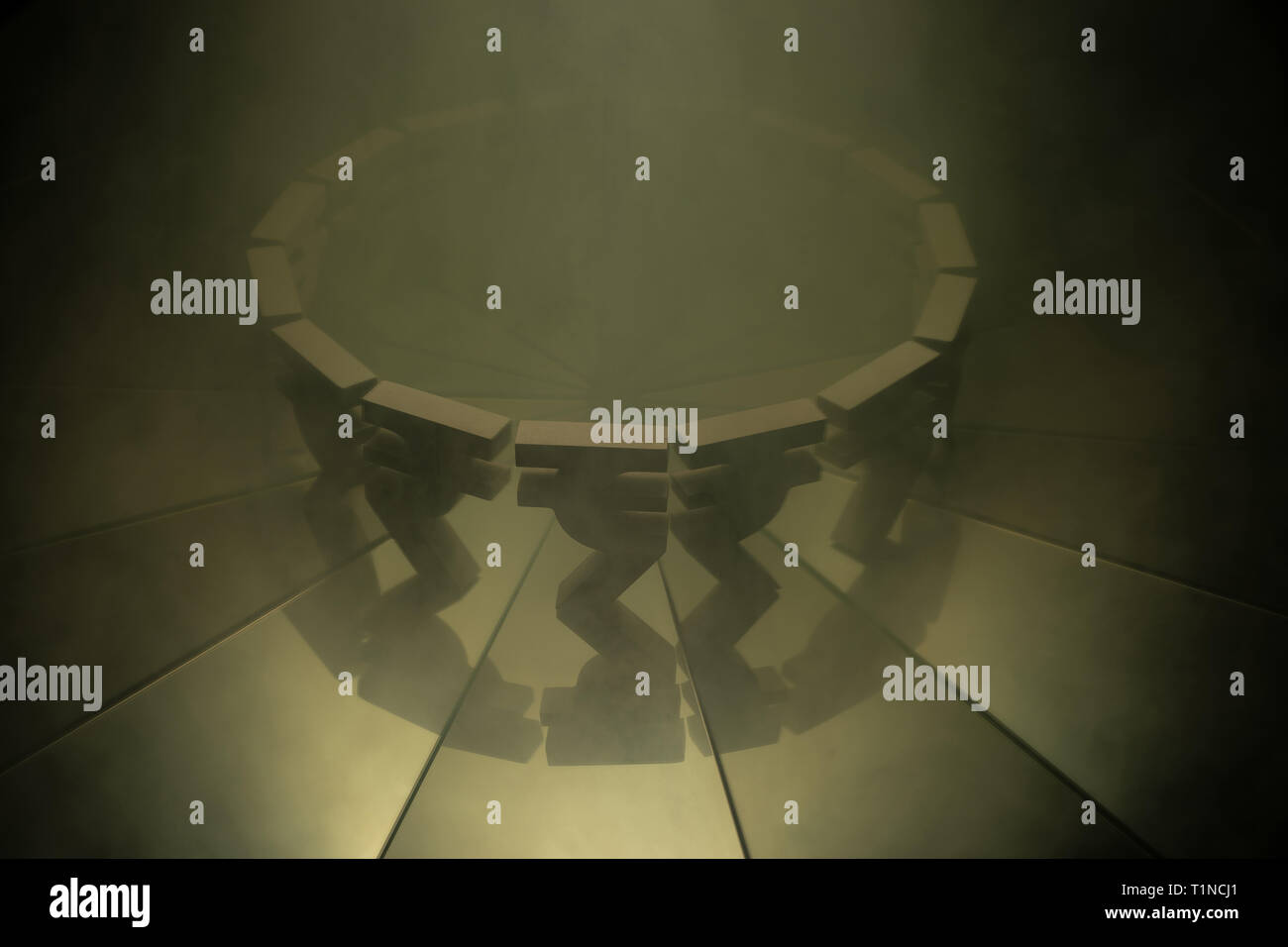 Roupie turc multiplié dans les miroirs couverts de symboles avec le Smog lourds en raison de la pollution de l'air Banque D'Images