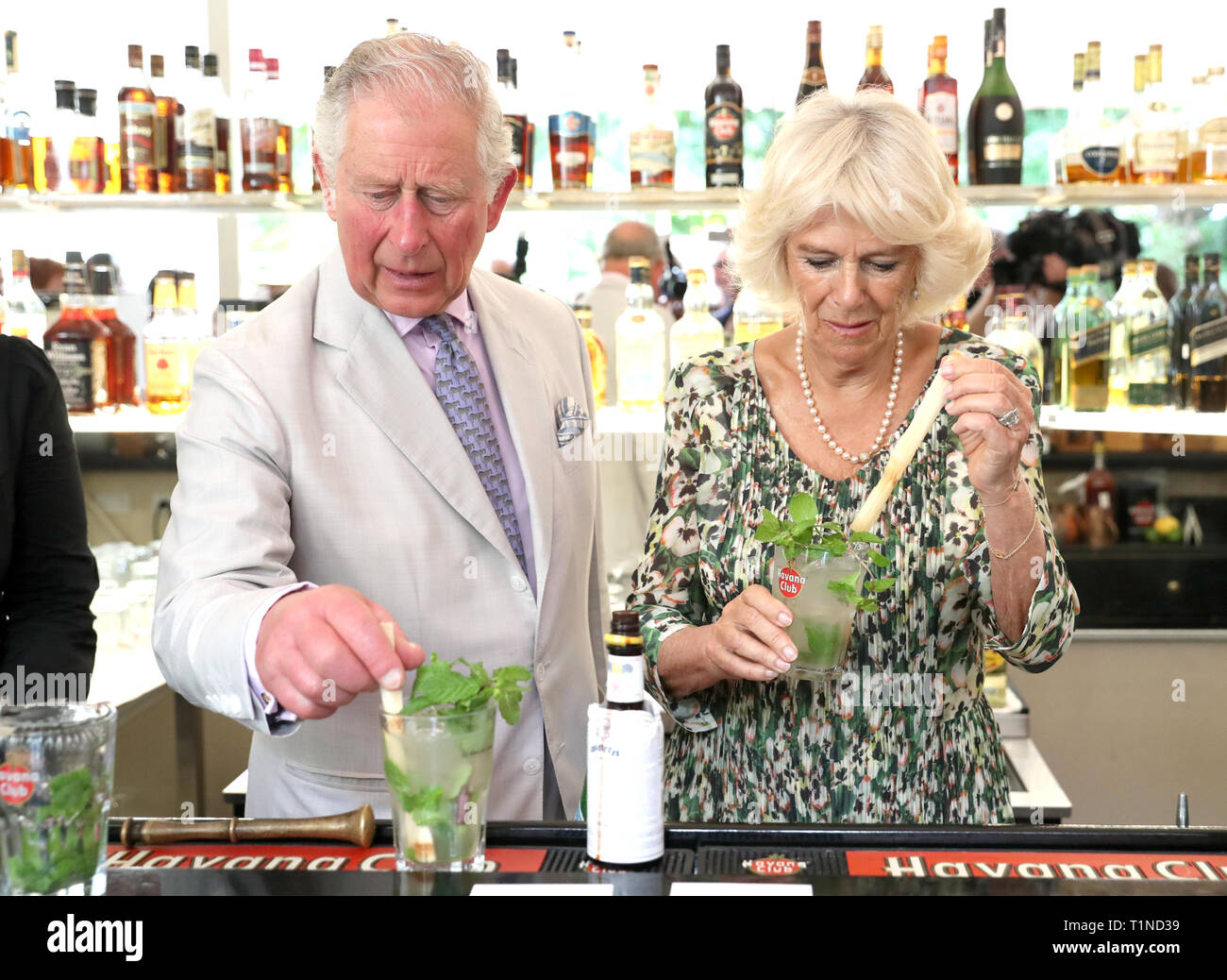 Le Prince de Galles et de Camilla, Duchesse de Cornouailles préparer un mojito qu'ils visitent un paladar appelée Habanera, un restaurant privé à La Havane, Cuba. Banque D'Images