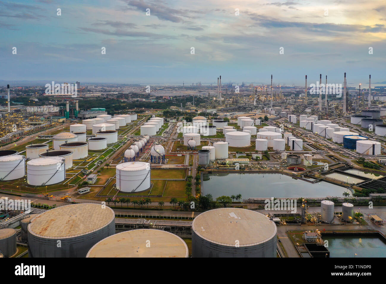Vue aérienne du réservoir de stockage d'huile avec de l'huile, l'huile de base de la raffinerie raffinerie la nuit. Banque D'Images
