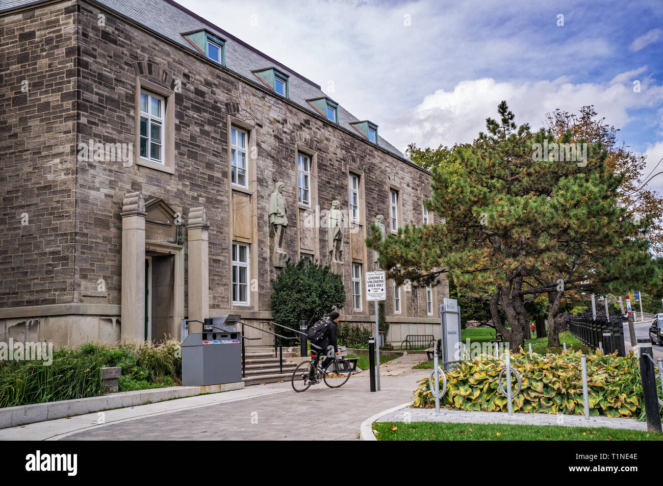 Toronto, Canada - 2010 2018 : un cycliste en face de l'immeuble qui est Galerie Canadiana une maison pour le Centre de criminologie de Études sociojuridique Banque D'Images