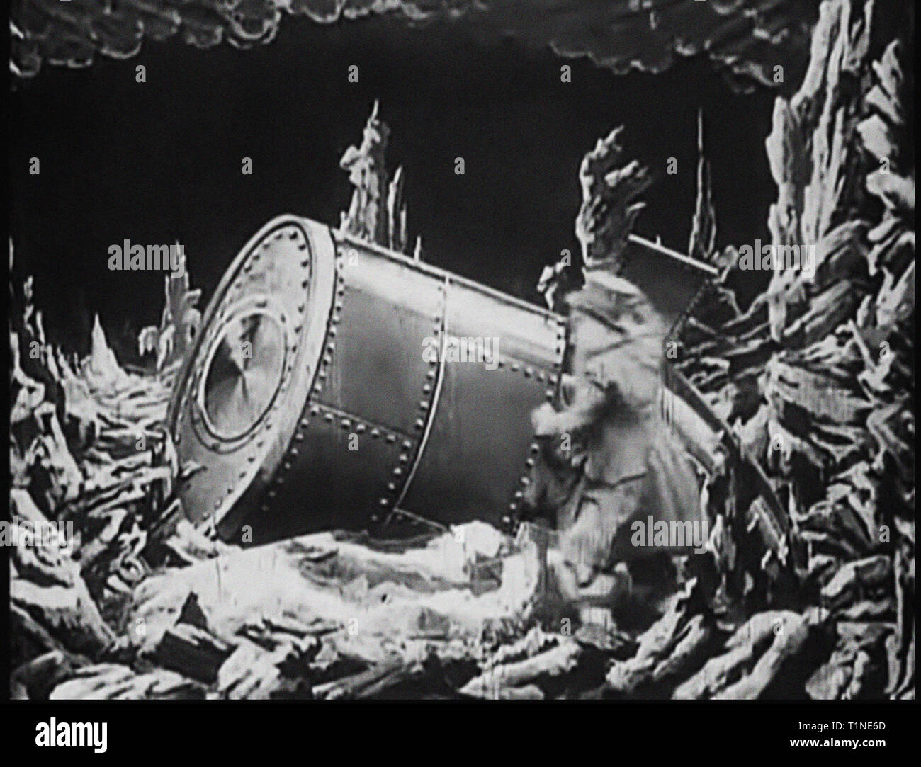 Un voyage sur la Lune (En français : Le Voyage dans la Lune)[a] est un film d'aventure Français 1902 réalisé par Georges Méliès. Inspiré par une grande variété de sources, y compris les romans de Jules Verne De la terre à la Lune et autour de la Lune, le film suit un groupe d'astronomes qui voyage à la Lune dans un canon automoteur-capsule, explorer la surface de la Lune, s'échapper d'un groupe underground de sélénites (habitants de la lune), et le retour sur Terre avec une captive du sélénite. Il dispose d'un ensemble de distribution de comédiens français, dirigé par Méliès lui-même dans le rôle principal du professeur Barbenfouillis, et Banque D'Images