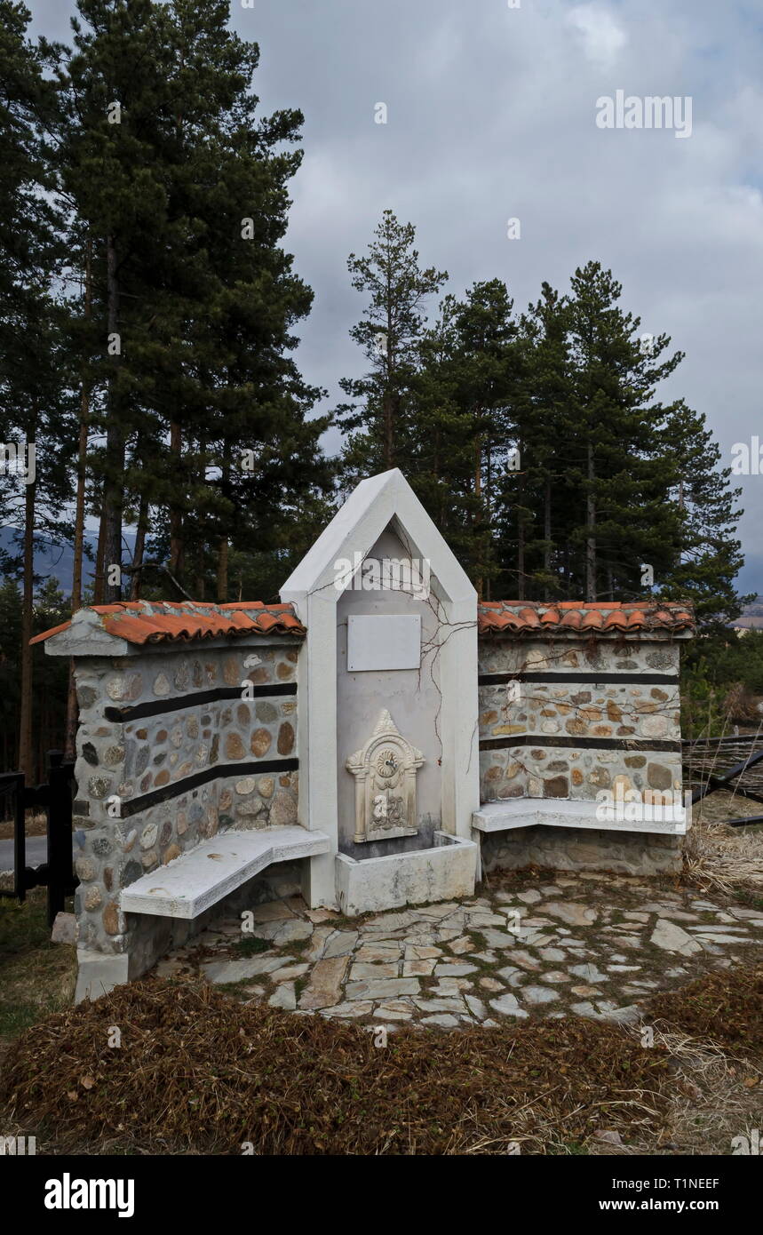 Avec vue sur la fontaine vallée et un ancien robinet dans le parc archéologique Topolnitsa près de Chavdar, Sofia, Bulgarie, Europe Banque D'Images