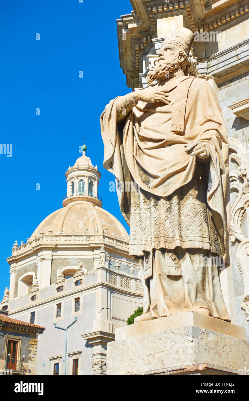 Statue de Saint James à l'avant de la Cathédrale Sainte Agathe de Catane, Sicile, Italie Banque D'Images