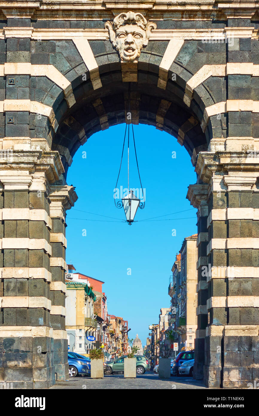 Close-up de la porte Porta Garibaldi (1768) et la perspective de la rue Vittorio Emanuele à Catane, Sicile, Italie Banque D'Images