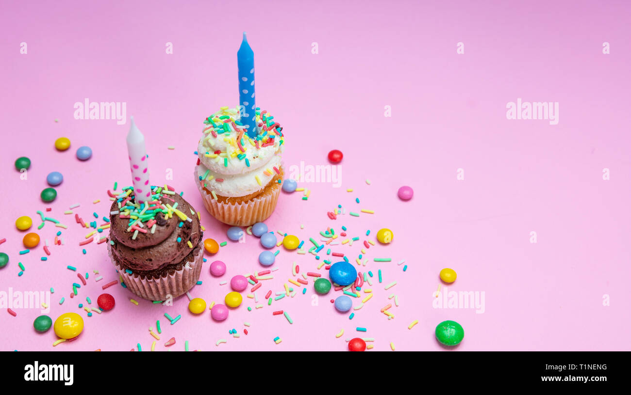 Garcon Et Fille D Anniversaire Deux Cupcakes Vanille Et Chocolat Avec Des Bougies Sur Rose Pastel Arriere Plan Copiez L Espace Photo Stock Alamy
