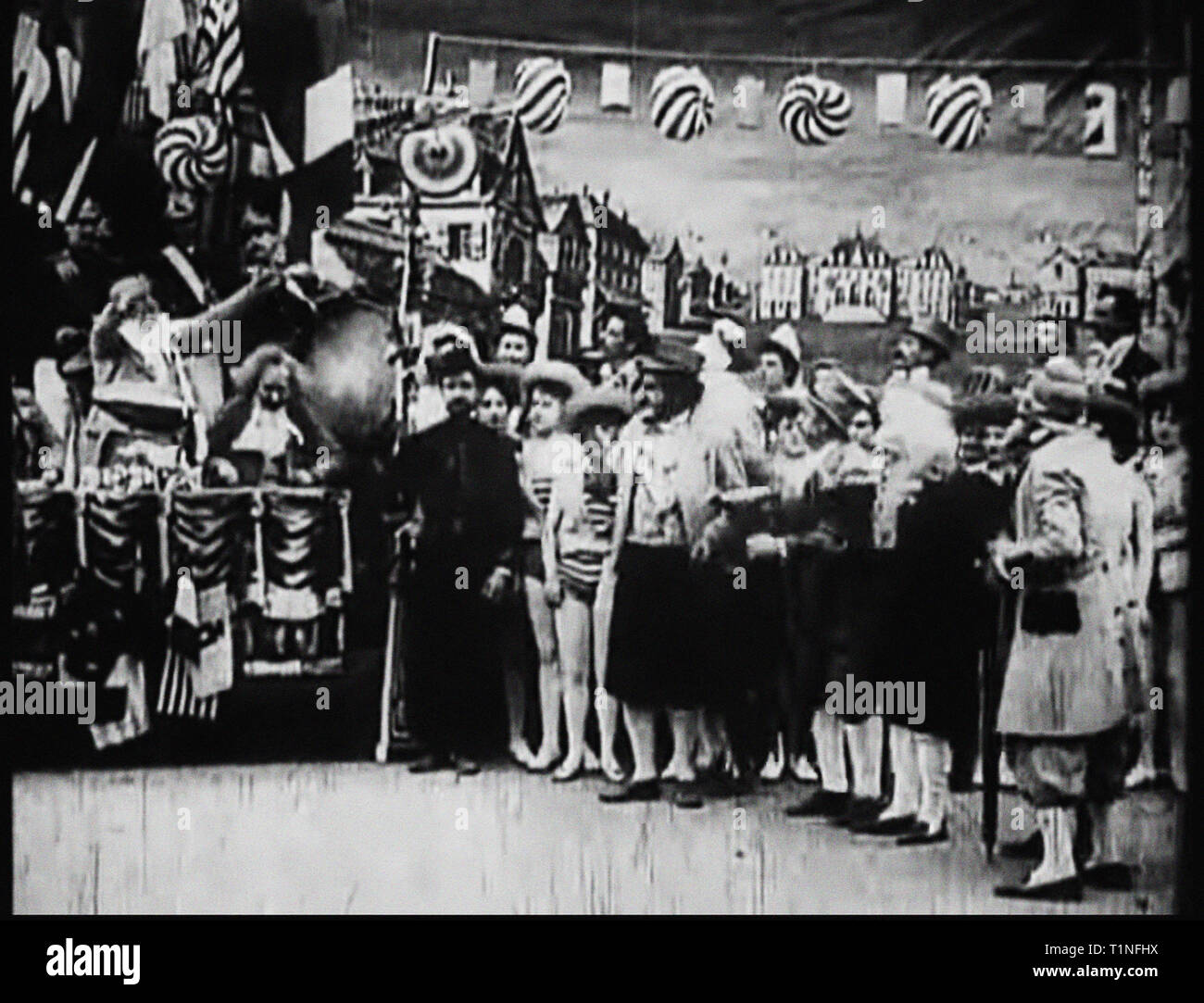 Un voyage sur la Lune (En français : Le Voyage dans la Lune)[a] est un film d'aventure Français 1902 réalisé par Georges Méliès. Inspiré par une grande variété de sources, y compris les romans de Jules Verne De la terre à la Lune et autour de la Lune, le film suit un groupe d'astronomes qui voyage à la Lune dans un canon automoteur-capsule, explorer la surface de la Lune, s'échapper d'un groupe underground de sélénites (habitants de la lune), et le retour sur Terre avec une captive du sélénite. Il dispose d'un ensemble de distribution de comédiens français, dirigé par Méliès lui-même dans le rôle principal du professeur Barbenfouillis, et Banque D'Images