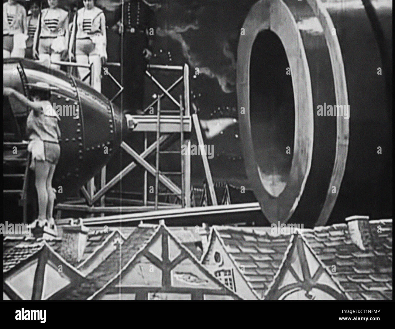 Un voyage sur la Lune (En français : Le Voyage dans la Lune)[a] est un film d'aventure Français 1902 réalisé par Georges Méliès. Inspiré par une grande variété de sources, y compris les romans de Jules Verne De la terre à la Lune et autour de la Lune, le film suit un groupe d'astronomes qui voyage à la Lune dans un canon automoteur-capsule, explorer la surface de la Lune, s'échapper d'un groupe underground de sélénites (habitants de la lune), et le retour sur Terre avec une captive du sélénite. Il dispose d'un ensemble de distribution de comédiens français, dirigé par Méliès lui-même dans le rôle principal du professeur Barbenfouillis, et Banque D'Images