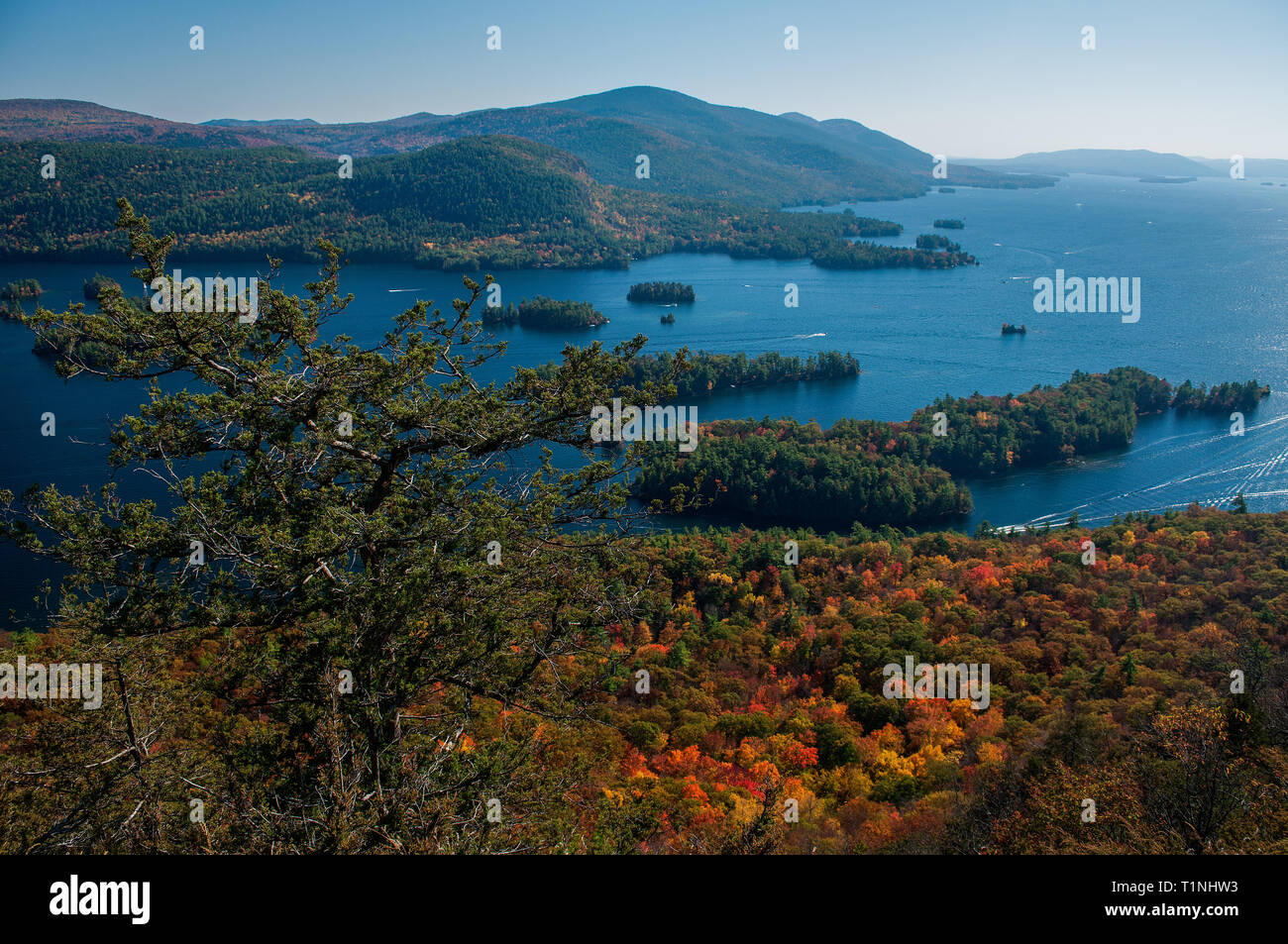 Vue du lac George, dans l'automne de la langue Mt Plage dans la région de la forêt sauvage du lac George dans les Adirondacks de l'État de New York Banque D'Images